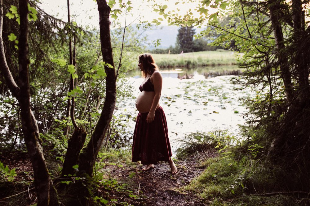 Babybauch Shooting am idyllischen Bergweiher