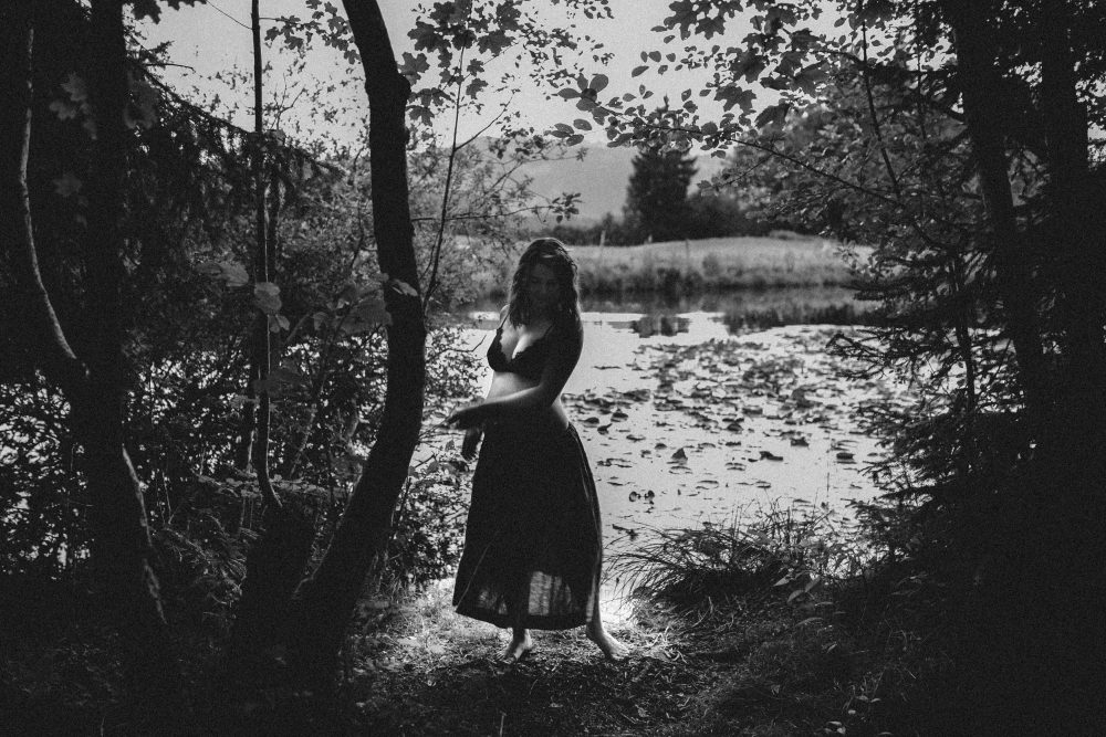 Babybauch Shooting am idyllischen Bergweiher