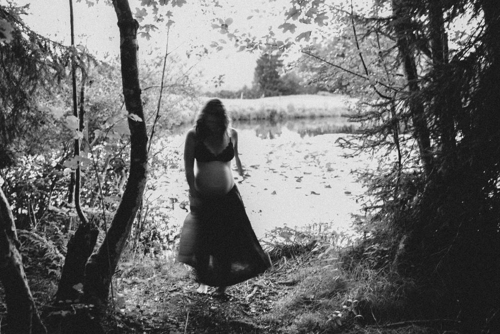 Babybauch Shooting am idyllischen Bergweiher