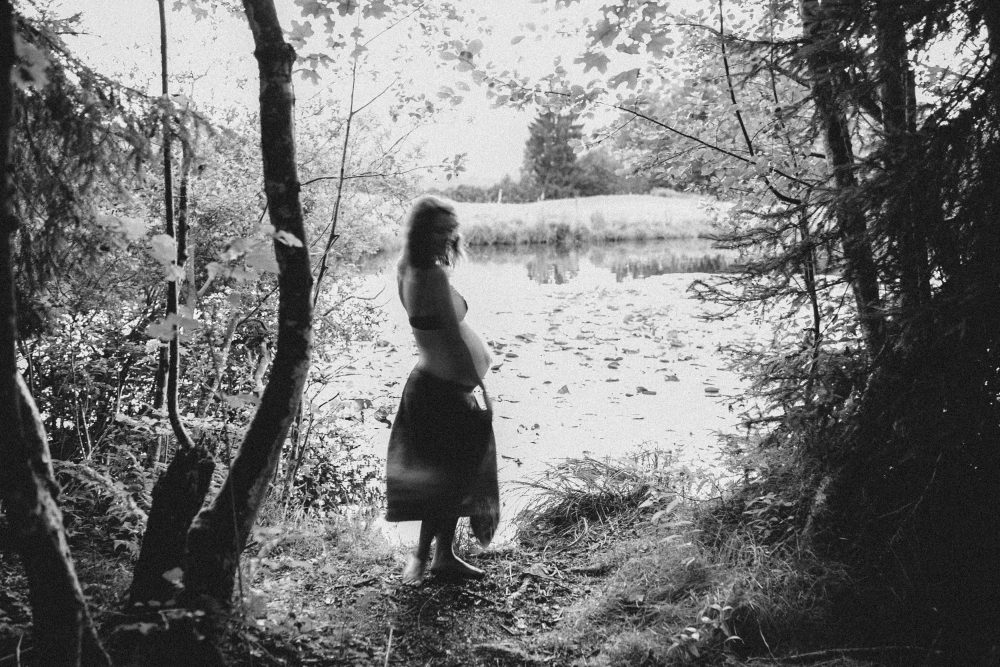 Babybauch Shooting am idyllischen Bergweiher