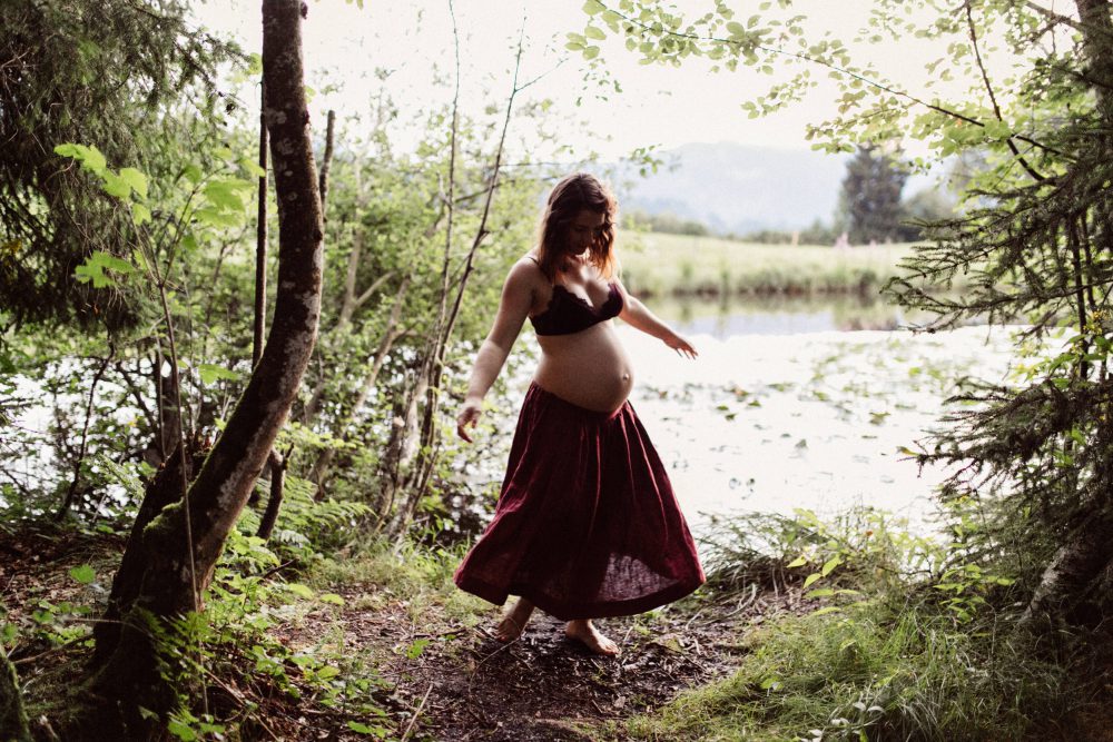 Babybauch Shooting am idyllischen Bergweiher
