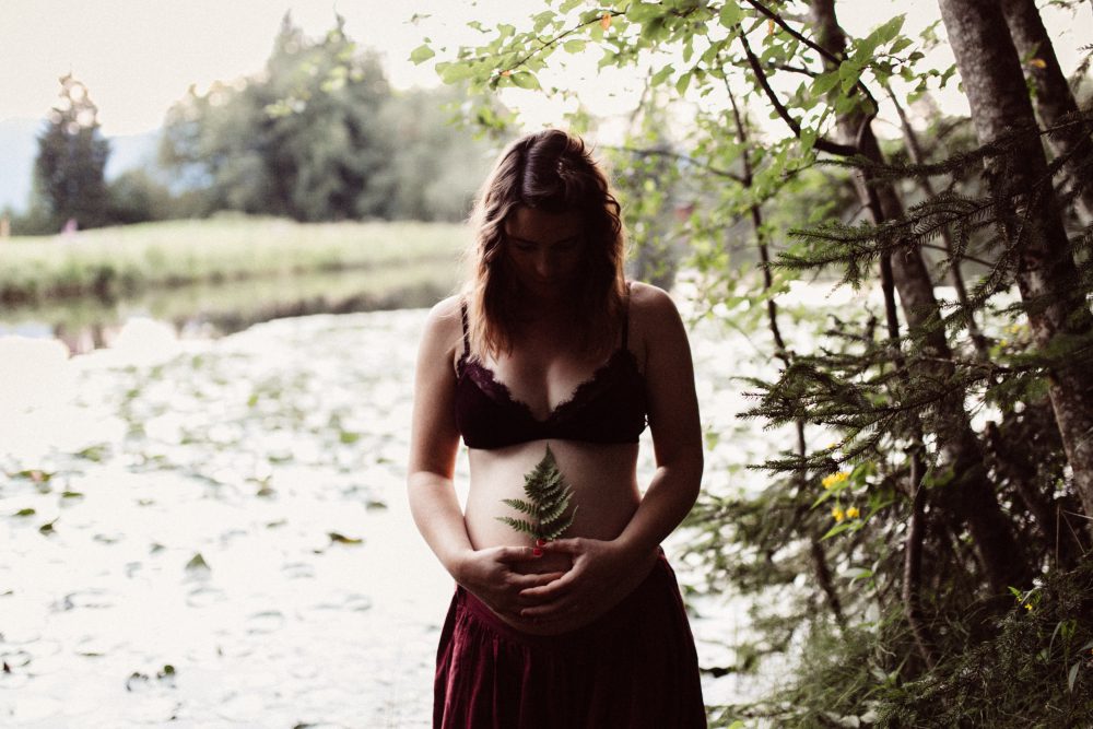 Babybauch Shooting am idyllischen Bergweiher