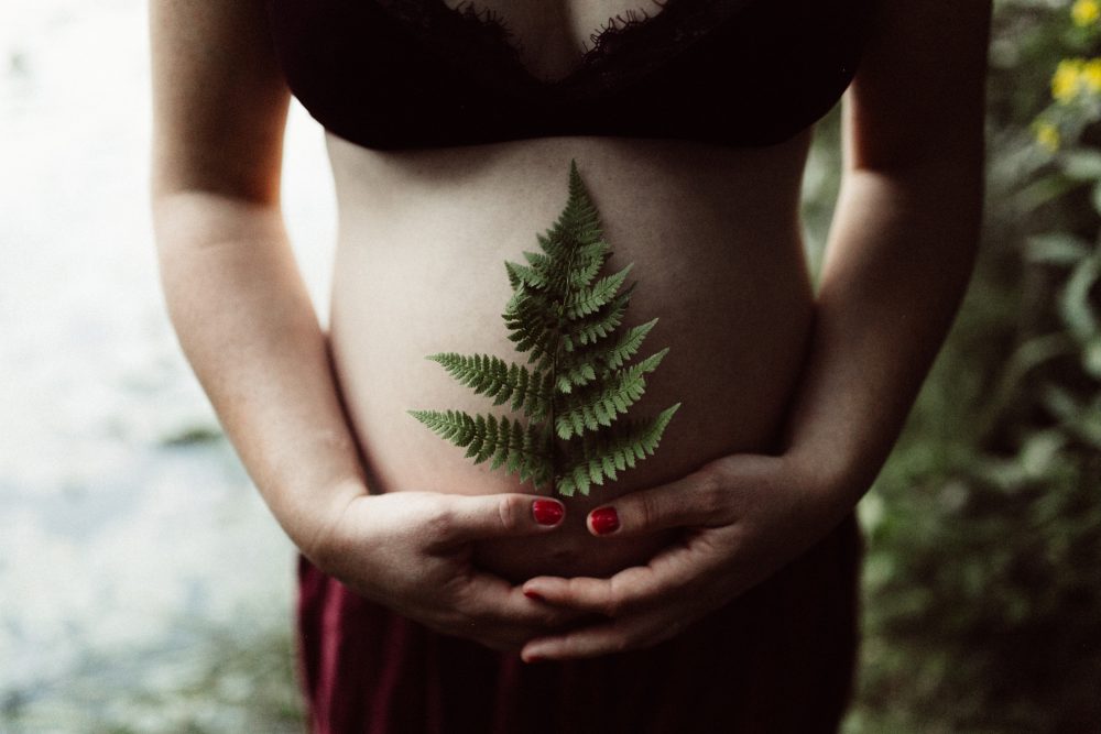 Babybauch Shooting am idyllischen Bergweiher