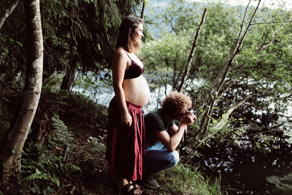 Babybauch Shooting am idyllischen Bergweiher