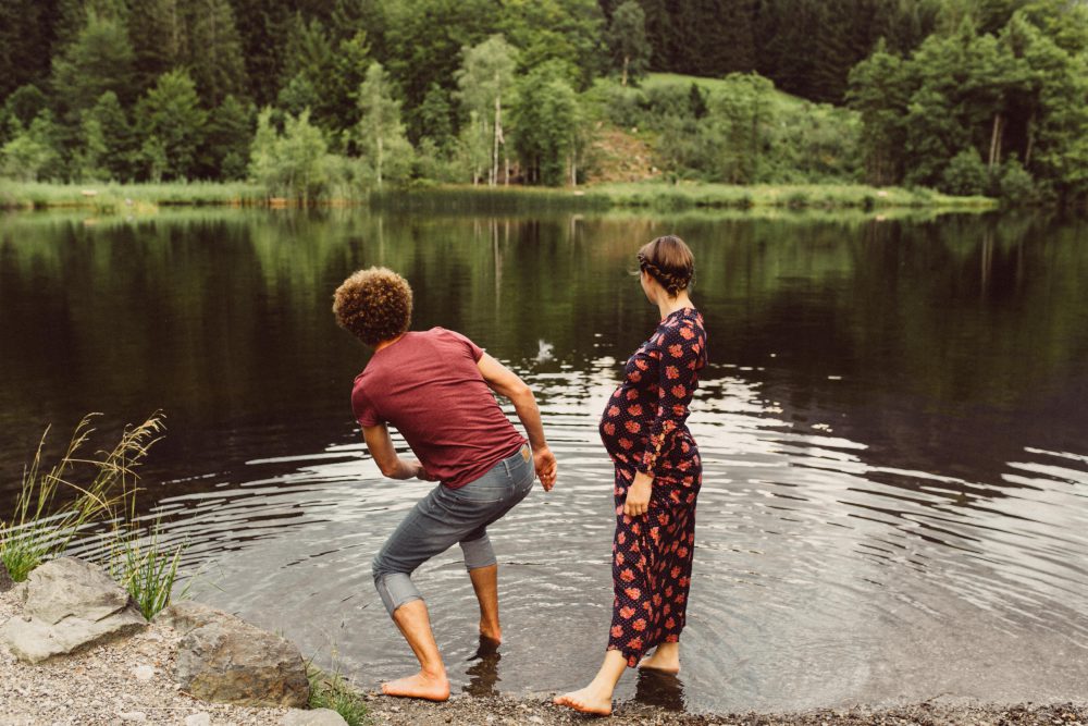 Babybauch Shooting am idyllischen Bergweiher