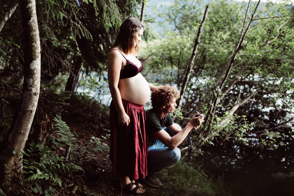 Babybauch Shooting am idyllischen Bergweiher