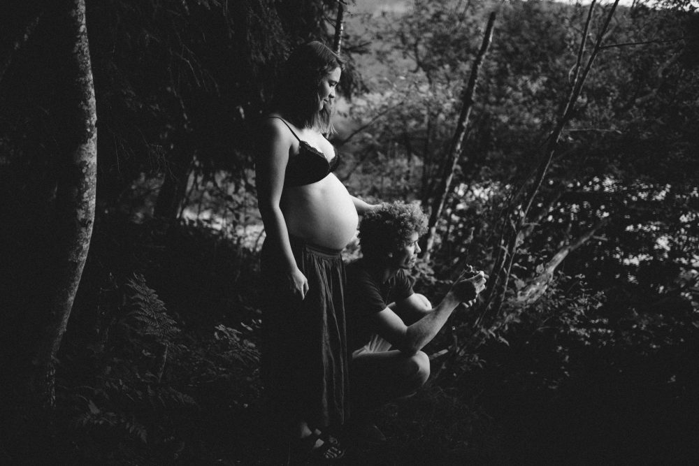 Babybauch Shooting am idyllischen Bergweiher