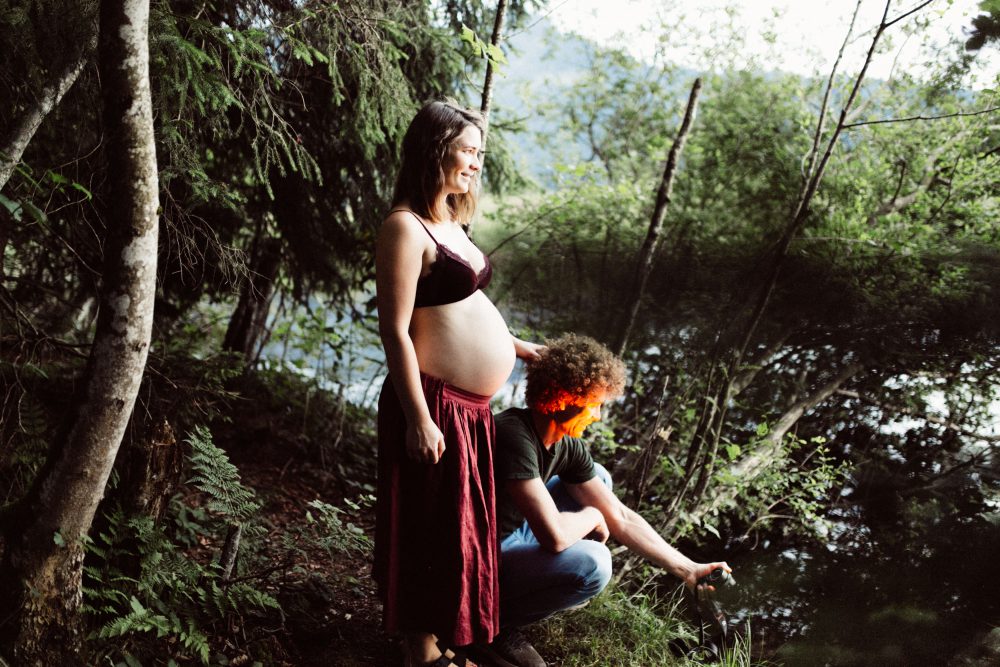 Babybauch Shooting am idyllischen Bergweiher