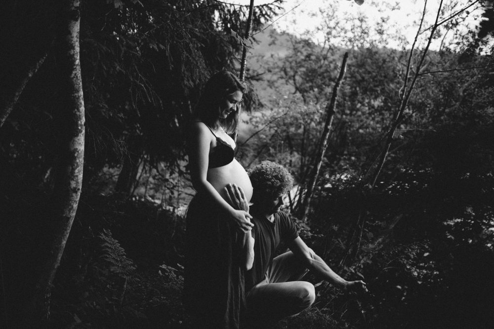 Babybauch Shooting am idyllischen Bergweiher