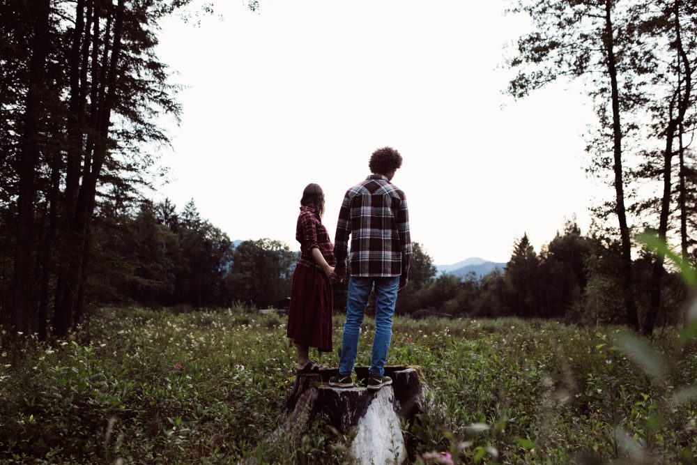 Babybauch Shooting am idyllischen Bergweiher