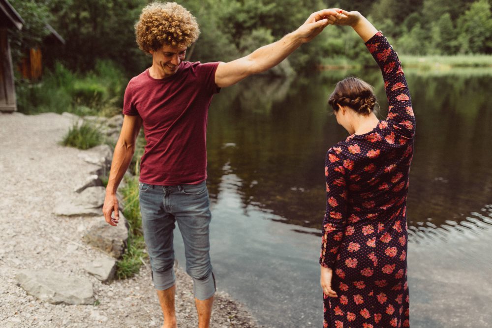 Babybauch Shooting am idyllischen Bergweiher