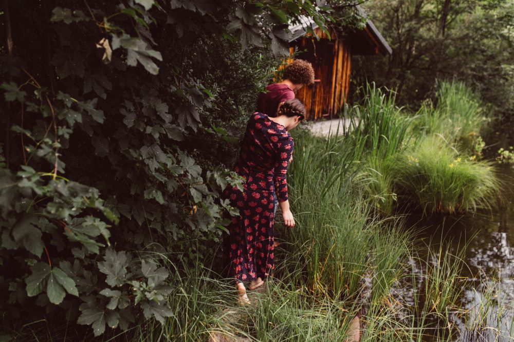 Babybauch Shooting am idyllischen Bergweiher