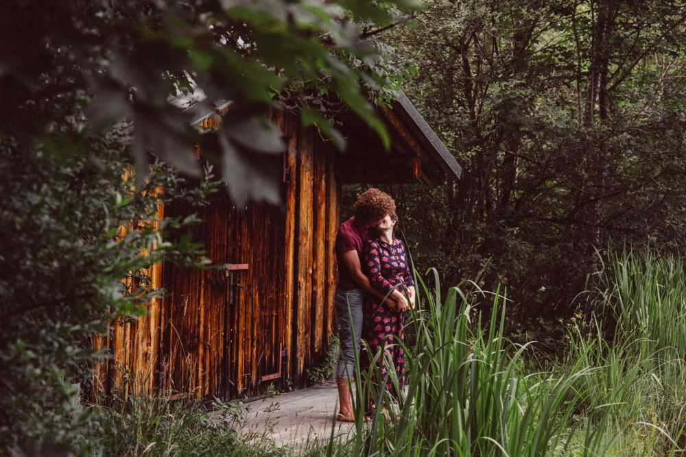 Babybauch Shooting am idyllischen Bergweiher