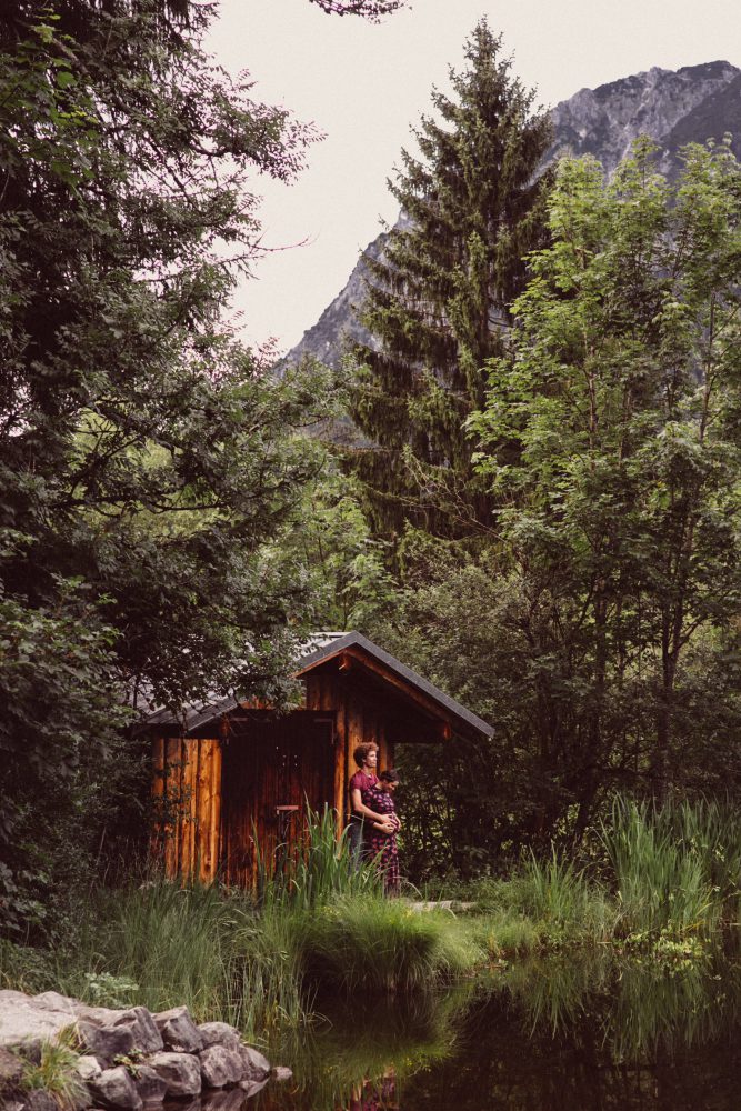 Babybauch Shooting am idyllischen Bergweiher