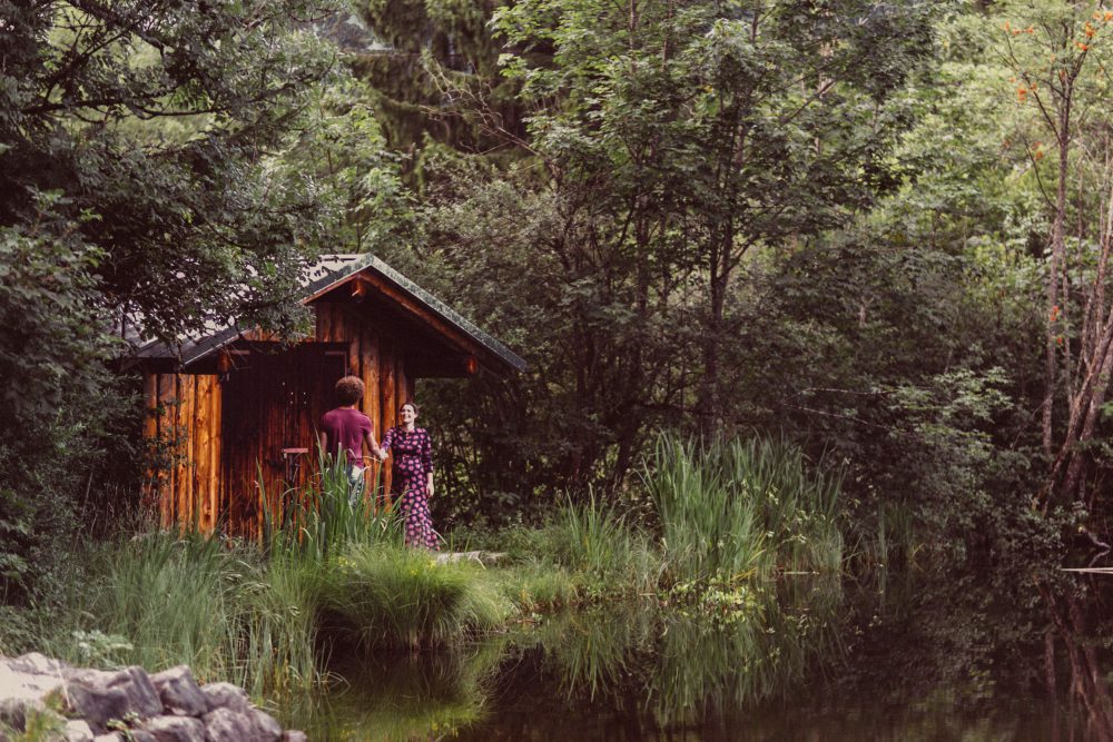 Babybauch Shooting am idyllischen Bergweiher
