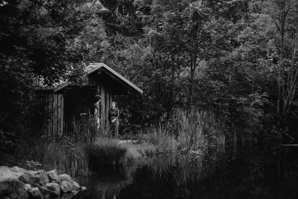 Babybauch Shooting am idyllischen Bergweiher