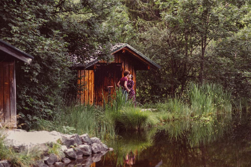 Babybauch Shooting am idyllischen Bergweiher