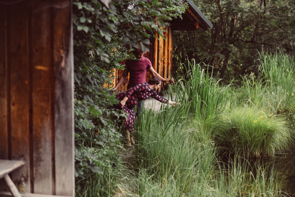 Babybauch Shooting am idyllischen Bergweiher