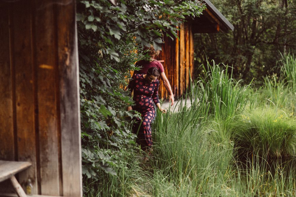 Babybauch Shooting am idyllischen Bergweiher