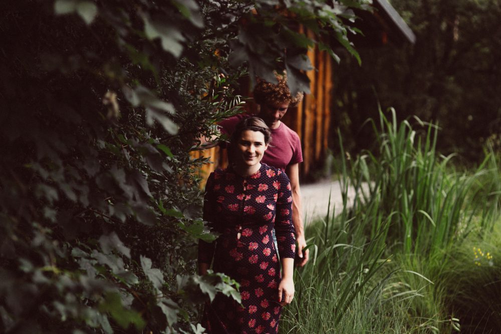 Babybauch Shooting am idyllischen Bergweiher