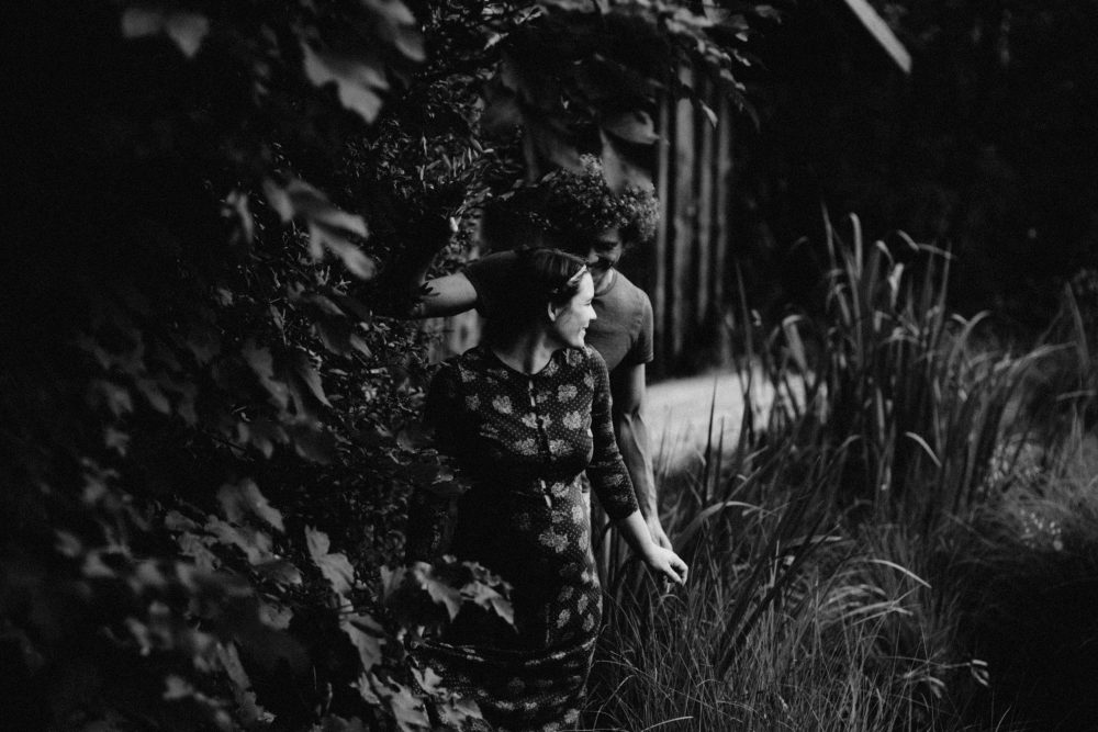 Babybauch Shooting am idyllischen Bergweiher