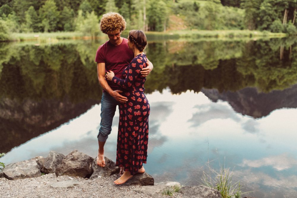 Babybauch Shooting am idyllischen Bergweiher