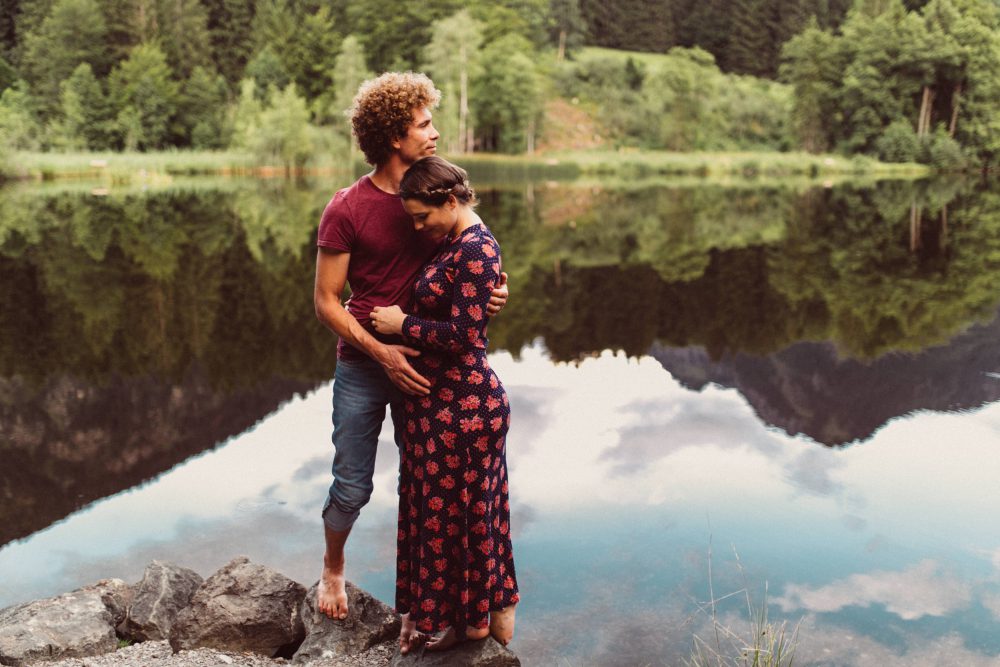 Babybauch Shooting am idyllischen Bergweiher