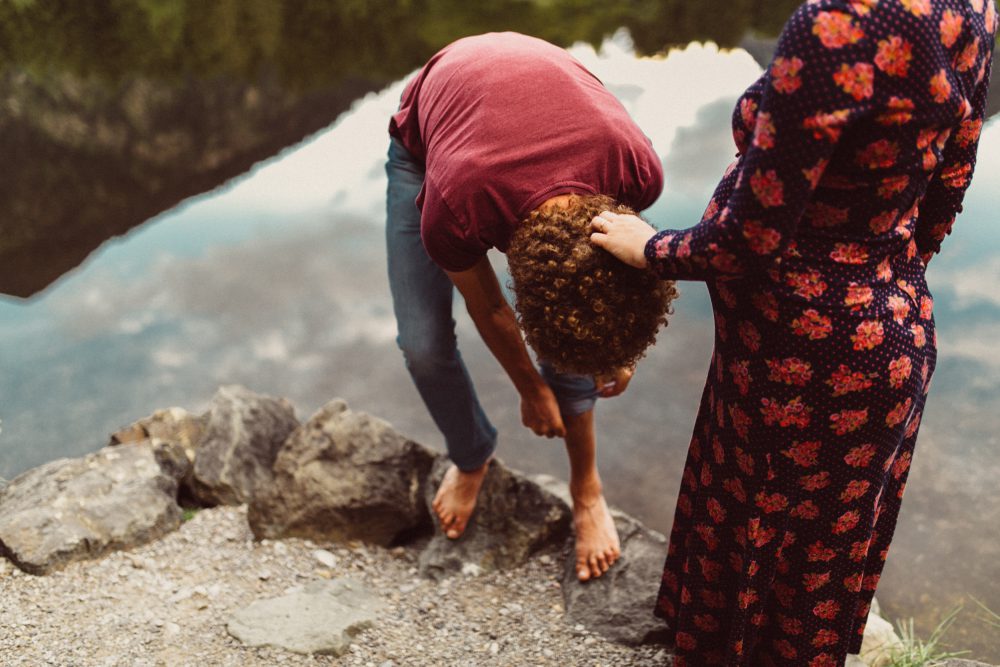 Babybauch Shooting am idyllischen Bergweiher