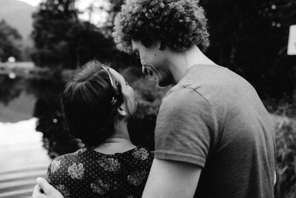 Babybauch Shooting am idyllischen Bergweiher