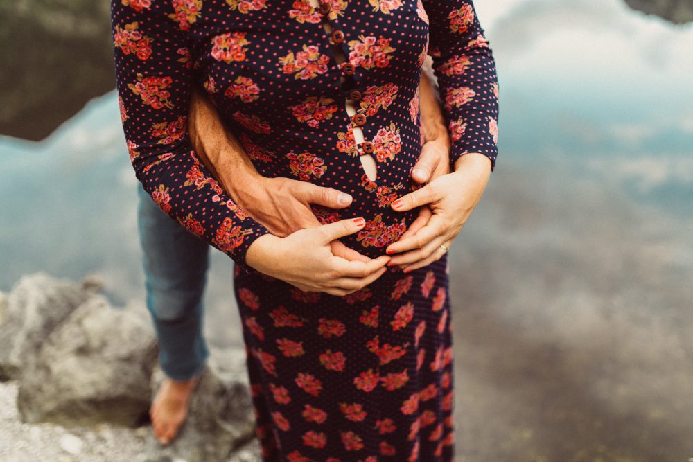Babybauch Shooting am idyllischen Bergweiher