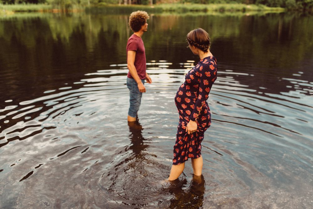 Babybauch Shooting am idyllischen Bergweiher