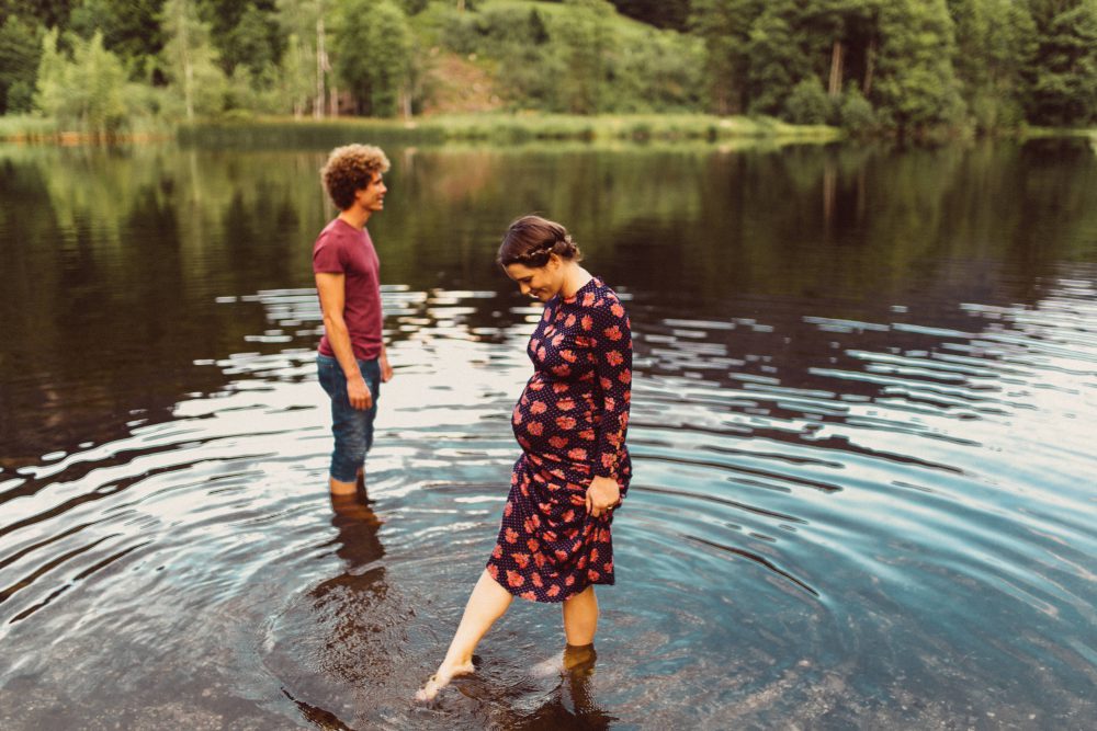 Babybauch Shooting am idyllischen Bergweiher