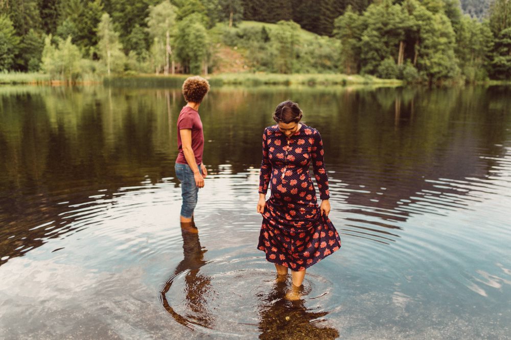Babybauch Shooting am idyllischen Bergweiher