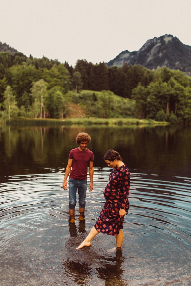 Babybauch Shooting am idyllischen Bergweiher