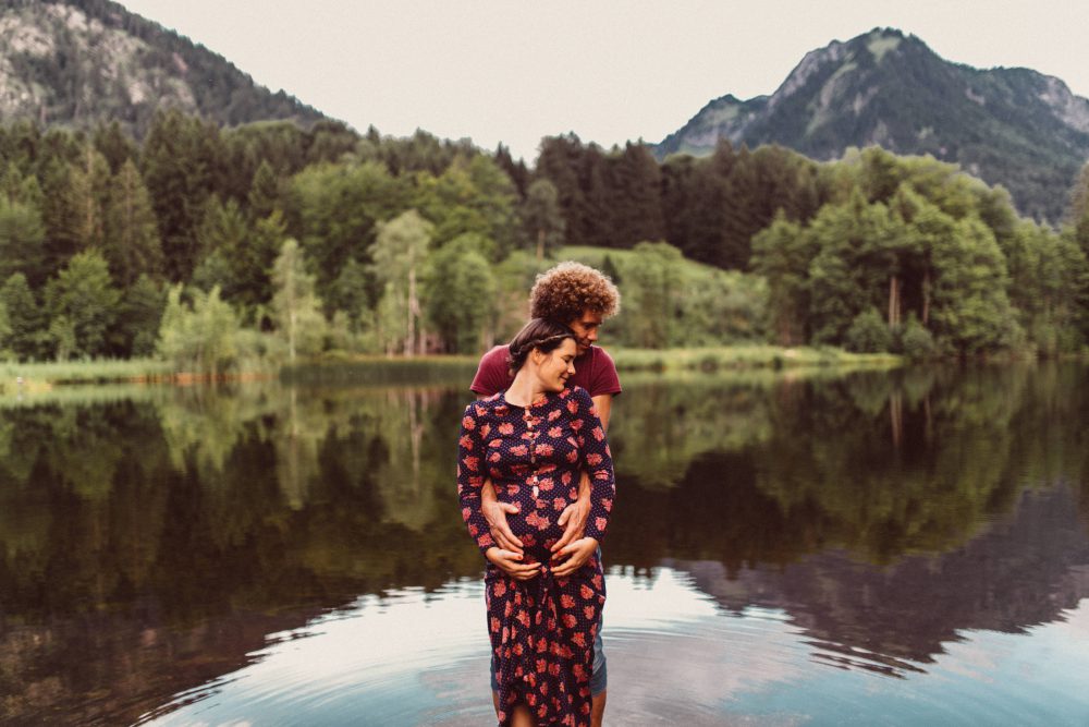 Babybauch Shooting am idyllischen Bergweiher