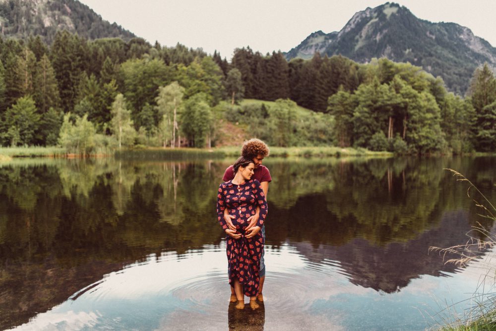 Babybauch Shooting am idyllischen Bergweiher