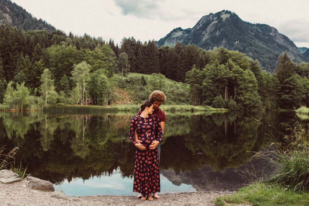 Babybauch Shooting am idyllischen Bergweiher