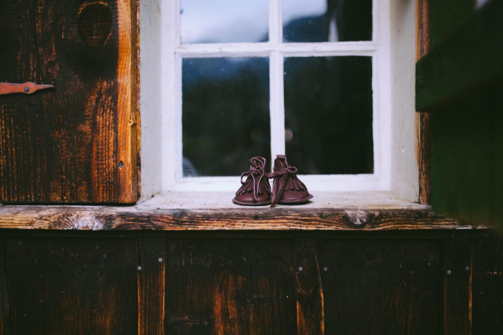 Babybauch Shooting am idyllischen Bergweiher