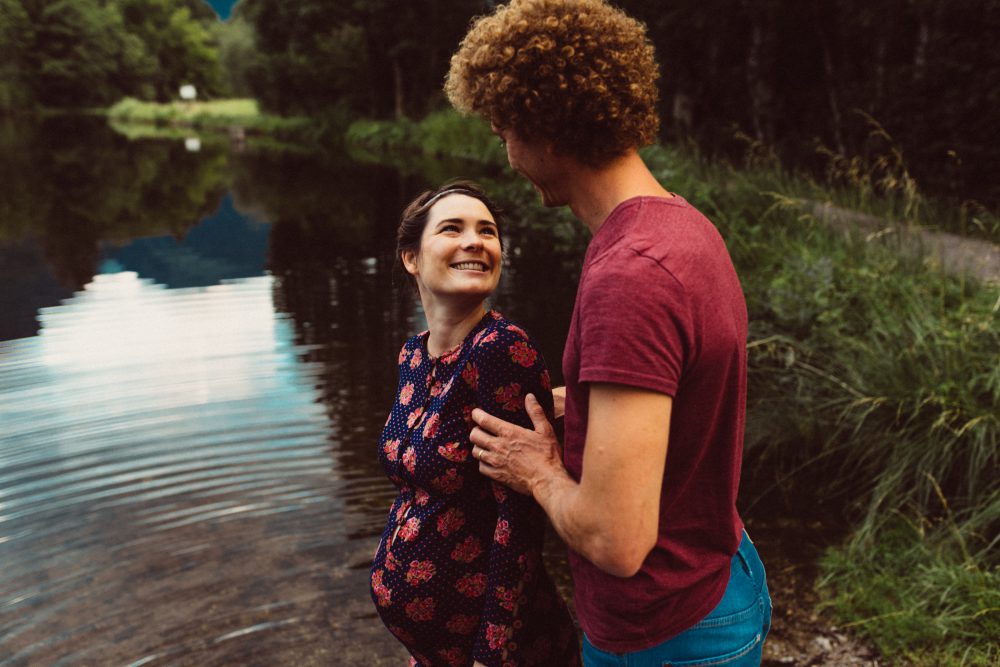 Babybauch Shooting am idyllischen Bergweiher