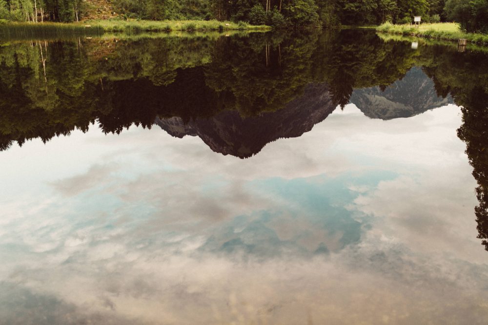 Babybauch Shooting am idyllischen Bergweiher