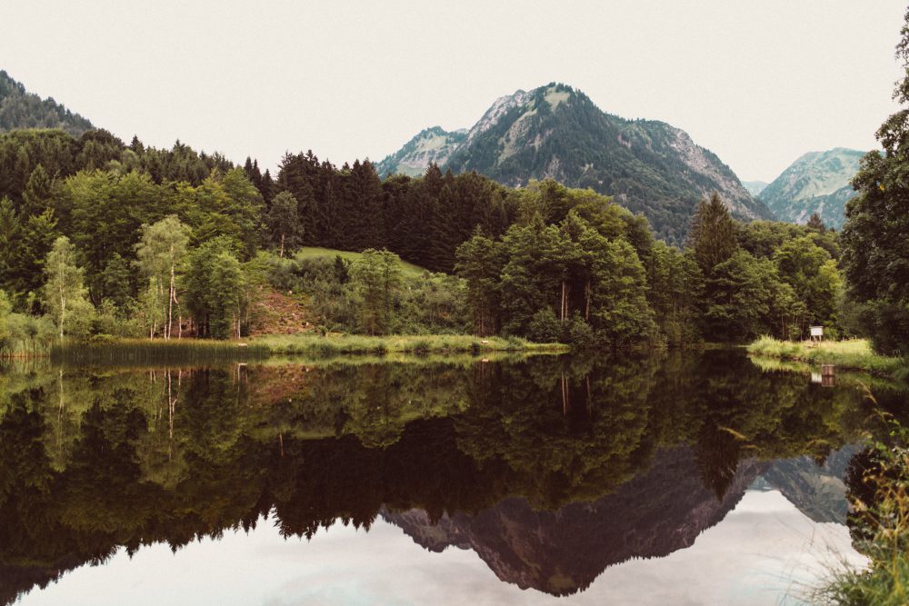 Babybauch Shooting am idyllischen Bergweiher