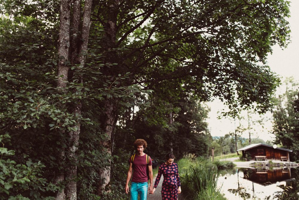 Babybauch Shooting am idyllischen Bergweiher