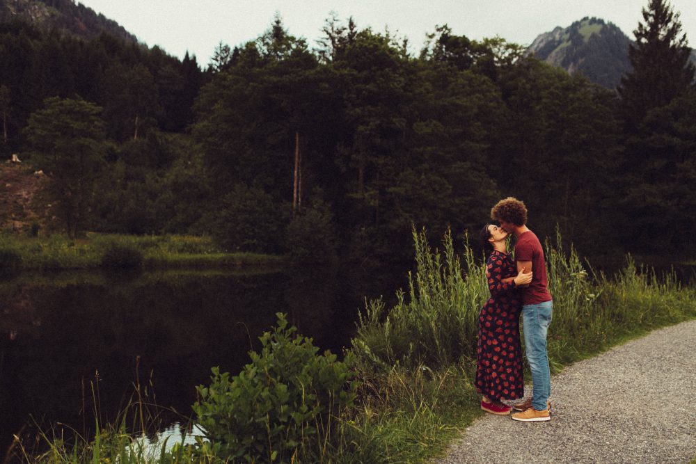 Babybauch Shooting am idyllischen Bergweiher