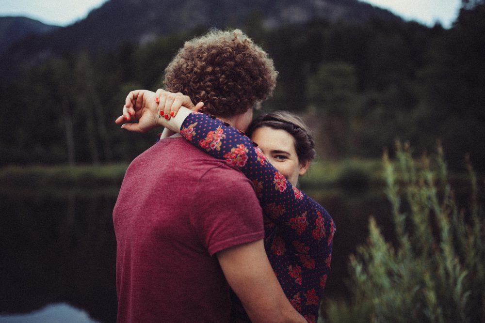 Babybauch Shooting am idyllischen Bergweiher