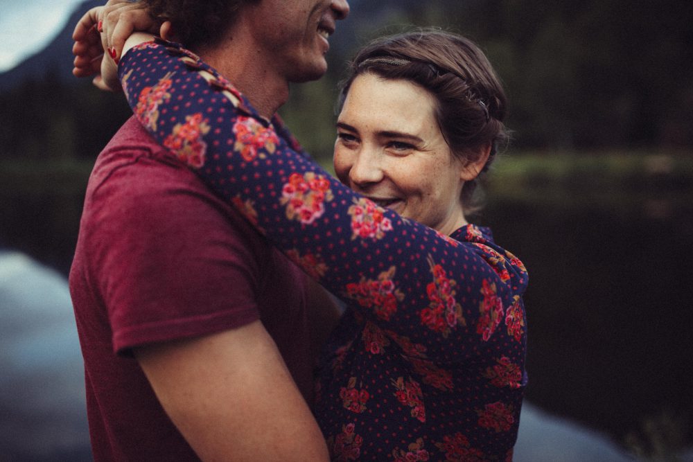 Babybauch Shooting am idyllischen Bergweiher