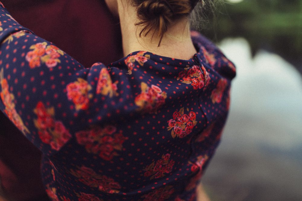 Babybauch Shooting am idyllischen Bergweiher