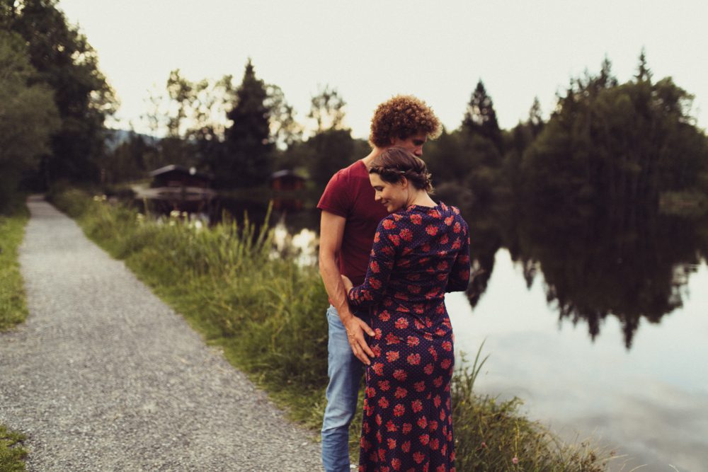 Babybauch Shooting am idyllischen Bergweiher