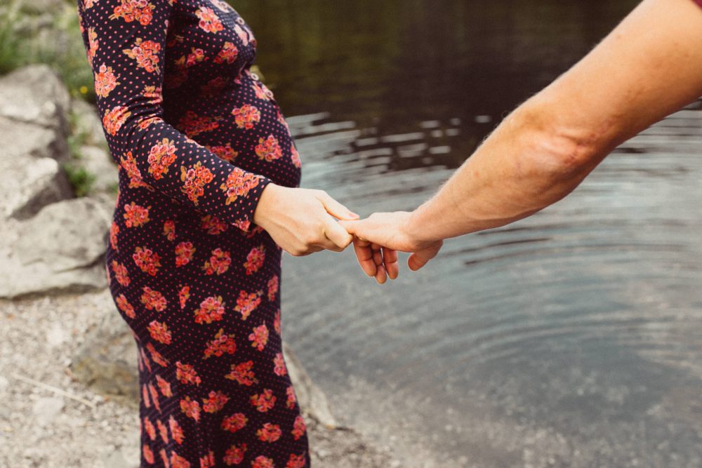 Babybauch Shooting am idyllischen Bergweiher