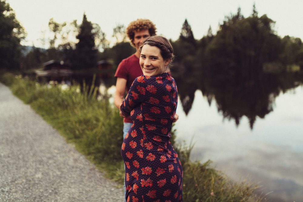 Babybauch Shooting am idyllischen Bergweiher