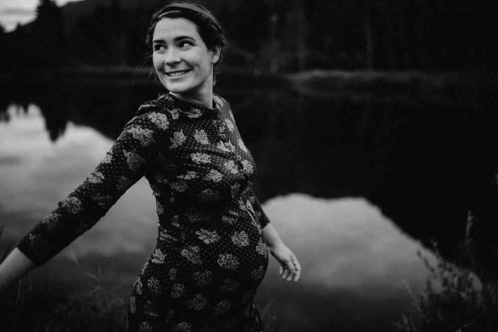 Babybauch Shooting am idyllischen Bergweiher